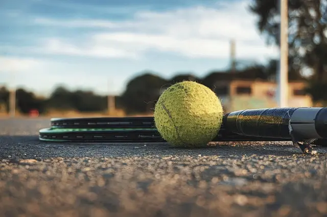 Comment Choisir son Équipement de Padel : Guide Complet